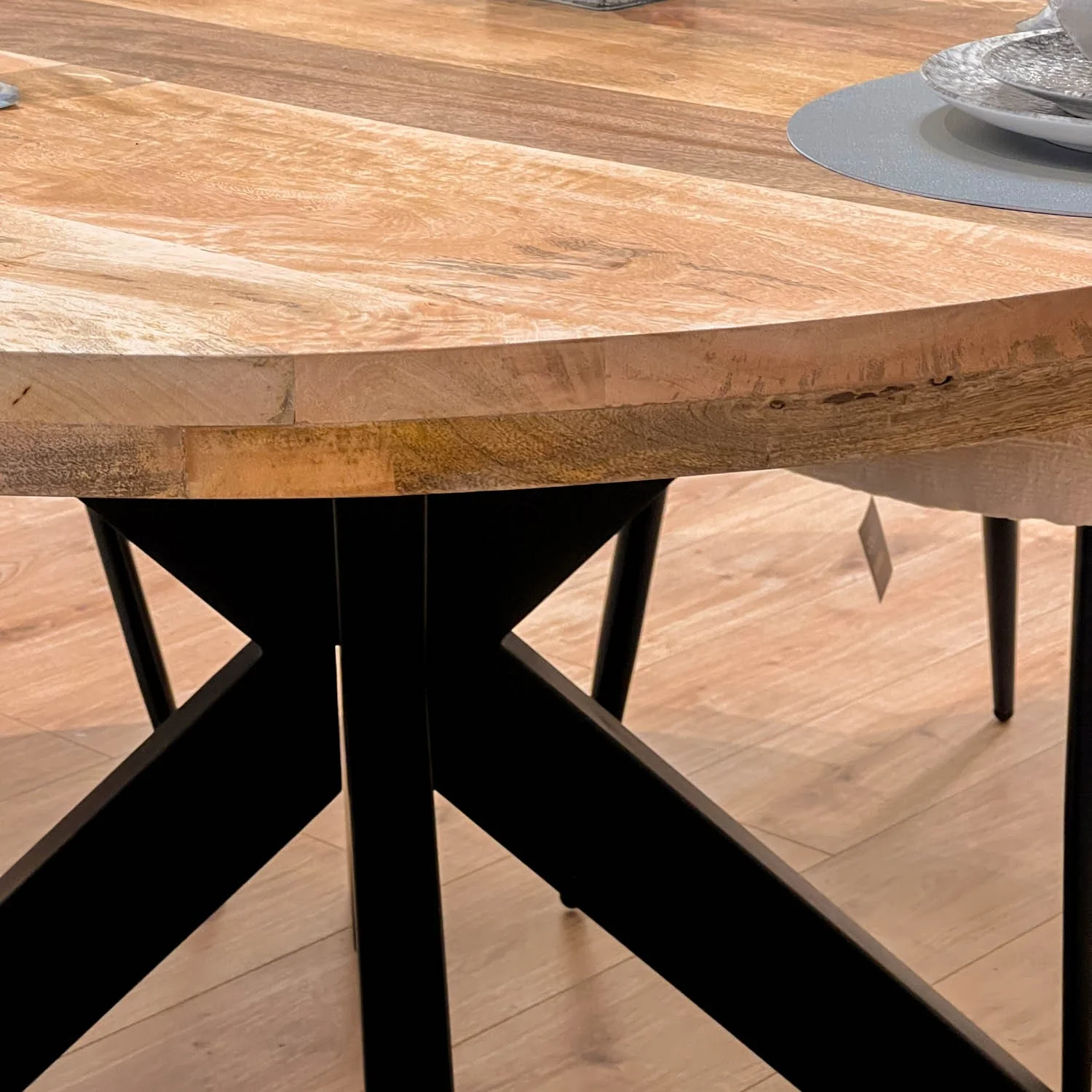 Grande Table à manger Ronde en bois massif- naturel/noir, EP4,5CM - FLAVIA - Image 9